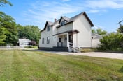 Manistee Pet Friendly Home with 3 Beds / 2 Baths