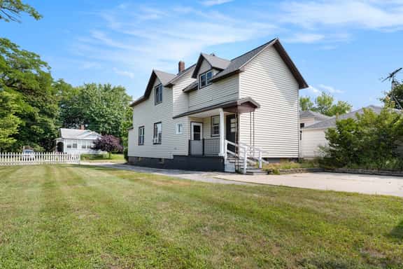 Manistee Pet Friendly Home with 3 Beds / 2 Baths - Image 1
