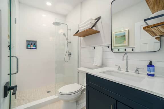 Onekama Luxury Suite #5 with King size bed - Image 4